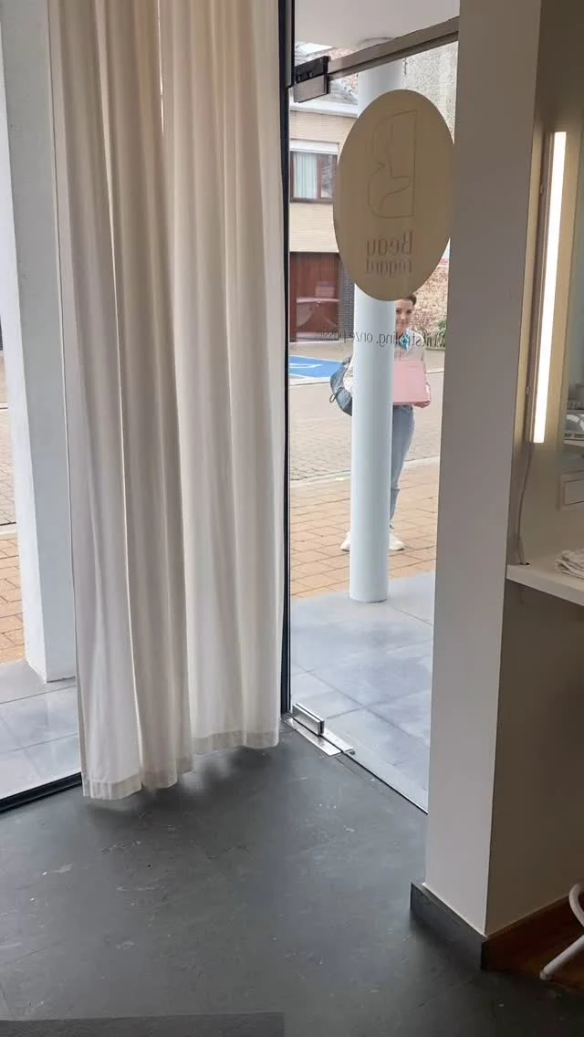 ✨ Vandaag werden we geïnspireerd, uitgedaagd en geprikkeld door onze medical trainer Grace. Wat een boeiende dag vol nieuwe inzichten en leermomenten! Een dag vol kennis en inzichten die perfect aansluiten bij onze dagelijkse praktijk.
⁠
Ze kwam binnen met de Emmagen Hydra & Glow set onder de arm – de perfecte start van een dag waarin huidgezondheid centraal stond. 🌿
⁠
Dankbaar voor de verdieping, de connectie en de mooie energie vandaag.⁠ 🤩🙏